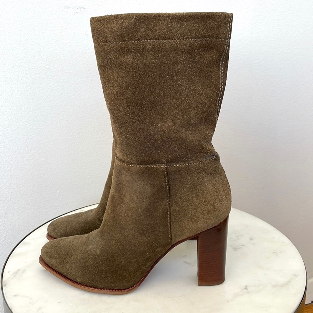 VINCE CAMUTO OLIVE GREEN SUEDE ORTON BOOTS, 7.5